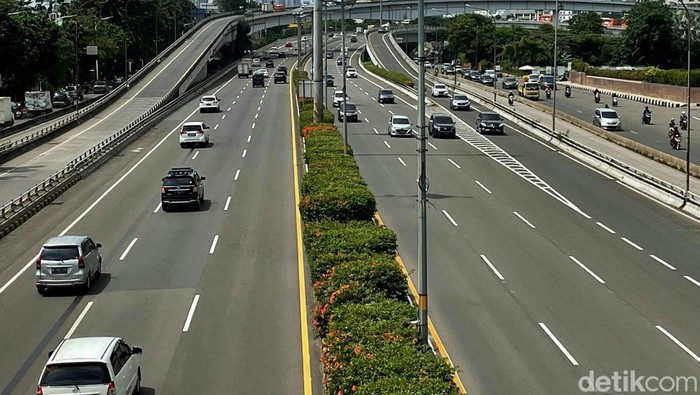 Tak sedikit warga Jakarta yang mulai mudik ke kampung halaman. H-4 lebaran, arus lalu lintas di sejumlah ruas jalan ibu kota terpantau lancar. Ini fotonya.