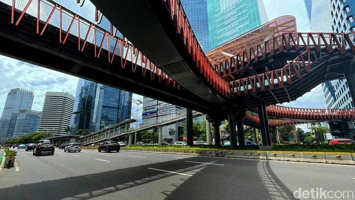Tak sedikit warga Jakarta yang mulai mudik ke kampung halaman. H-4 lebaran, arus lalu lintas di sejumlah ruas jalan ibu kota terpantau lancar. Ini fotonya.
