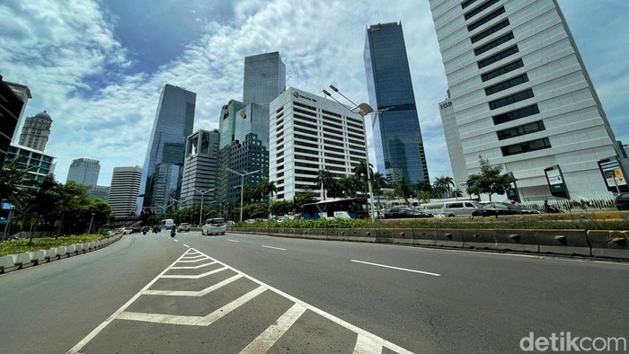 Tak sedikit warga Jakarta yang mulai mudik ke kampung halaman. H-4 lebaran, arus lalu lintas di sejumlah ruas jalan ibu kota terpantau lancar. Ini fotonya.
