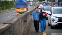 Karena macet, sebagian pemudik menghabiskan waktu dengan ke luar mobil. 