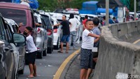 Ada yang sekedar duduk-duduk di jalan sampai bermain HP.