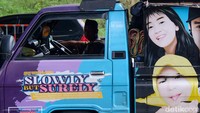 Ketika kendaraan bergerak, pemudik bergegas masuk ke mobil.