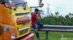 Rupa-rupa Pemudik Bunuh Waktu Gegara Macet di Tol Merak
