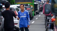 Ada juga yang asyik berswafoto. 