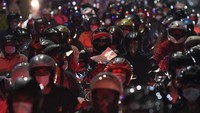 Berbagai upaya pemerintah dilakukan guna meredam Covid-19, termasuk melarang mudik Lebaran dua tahun belakangan. Sejumlah aturan dibuat guna menekan mobilitas masyarakat, seperti penyekatan di sejumlah titik di jalur mudik. Penyekatan ini menimbulkan kemacetan parah terlebih di jalur non-tol. Wahyu Putro/Antara Foto