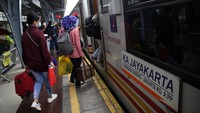 Dari masa ke masa mudik dengan kereta api yang paling terasa perubahannya. Dulu yang harus berdesakan hingga duduk tidak menentu di dalam gerbong kini sudah tidak lagi. Antrean jauh lebih tertib. Agung Pambudhy/detikcom