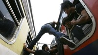 Mudik ini dilakukan oleh para pekerja kota untuk melepas kerinduan dengan keluarganya di kampung halaman. Dimas Ardian/Getty Images
