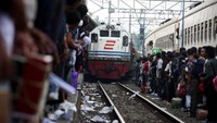Dirangkum detikcom, mudik di Indonesia punya sejarah dan cerita unik tersendiri disetiap momennya. Dalam KBBI, mudik artinya berlayar atau pergi. Akar kata mudik yaitu udik, dalam bahasa Palembang memiliki arti kampung. Ulet Ifansasti/Getty Images