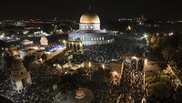 Umat Islam tampak menyemut memenuhi area masjid Al-Aqsa.