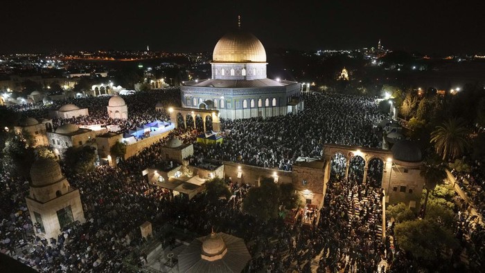Potret Umat Muslim Menyemut d Kompleks Masjid Al-aqsa Palestinian Muslim worshippers pray during Laylat Al Qadr, also known as the Night of Power, in front of the Dome of the Rock Mosque, in the Al Aqsa Mosque compound in Jerusalem's Old City, Wednesday, April 27, 2022. Laylat Al Qadr is marked on the 27th day of the holy fasting month of Ramadan and is commemorated as the night Prophet Muhammad received the first revelation of the Quran. Muslims traditionally spend the night in prayer and devotion. (AP Photo/Mahmoud Illean)