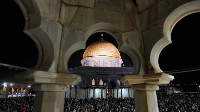 Potret Umat Muslim Menyemut d Kompleks Masjid Al-aqsa Palestinian Muslim worshippers pray during Laylat Al Qadr, also known as the Night of Power, in front of the Dome of the Rock Mosque, in the Al Aqsa Mosque compound in Jerusalem's Old City, Wednesday, April 27, 2022. Laylat Al Qadr is marked on the 27th day of the holy fasting month of Ramadan and is commemorated as the night Prophet Muhammad received the first revelation of the Quran. Muslims traditionally spend the night in prayer and devotion. (AP Photo/Mahmoud Illean)