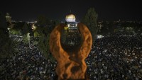 Begini suasana malam hari di Kompleks Masjid Al Aqsa, dengan latar Dome of the Rock, Palestina, Rabu 27 April 2022 malam.