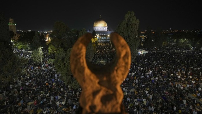 Potret Umat Muslim Menyemut d Kompleks Masjid Al-aqsa Palestinian Muslim worshippers pray during Laylat Al Qadr, also known as the Night of Power, in front of the Dome of the Rock Mosque, in the Al Aqsa Mosque compound in Jerusalem's Old City, Wednesday, April 27, 2022. Laylat Al Qadr is marked on the 27th day of the holy fasting month of Ramadan and is commemorated as the night Prophet Muhammad received the first revelation of the Quran. Muslims traditionally spend the night in prayer and devotion. (AP Photo/Mahmoud Illean)