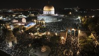 Seperti diketahui, malam Lailatul Qadar merupakan malam yang istimewa bagi umat muslim di bulan suci Ramadan. Tak heran banyak yang memperbanyak doa dan amalan menanti datangnya malam Lailatul Qadar. (AP Photo/Mahmoud Illean).
