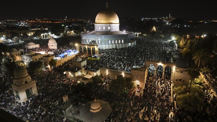 Kompleks Masjid Al-Aqsa ramai didatangi umat muslim Palestina. Mereka datang ke sana untuk menyambut malam Lailatulqadar dengan memperbanyak ibadah.