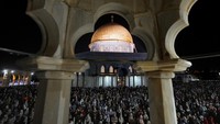 Umat muslim Palestina berdatangan ke kompleks Masjid Al-Aqsa untuk menyambut malam 1000 bulan dengan memperbanyak ibadah. (AP Photo/Mahmoud Illean).