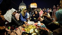 Tampak sejumlah umat muslim berbuka puasa di kompleks Masjid Al-Aqsa, Rabu (27/4/2022). (REUTERS/AMMAR AWAD).  