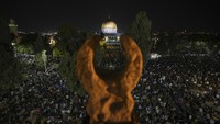 Penampakan kompleks Masjid Al-Aqsa yang ramai didatangi umat muslim Palestina dalam rangka menyambut malam Lailatul Qadar. Tampak bangunan berkubah emas atau dome of rock. (AP Photo/Mahmoud Illean).
