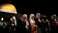 Untuk diketahui, Quraish Shihab menuturkan, malam Lailatul Qadar datang pada bulan Ramadhan sebagai bulan penyucian jiwa. Karena itu malam Lailatul Qadar diduga Rasulullah datang pada sepuluh malam terakhir bulan Ramadhan. Sebab, ketika itu diharapkan jiwa manusia yang berpuasa selama 20 hari sebelumnya sudah lebih sadar dan lebih suci. (Ammar Awad/Reuters)