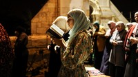 Mengamini hal tersebut, Ustaz Hanan Attaki menuturkan, amalan-amalan terbaik di sepuluh hari terakhir bulan Ramadhan yakni itikaf di masjid dan membaca doa Lailatul Qadar. (Ammar Awad/Reuters)