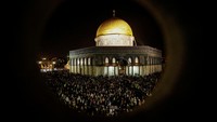  Amalan Lailatul Qadar ini dapat menjadi upaya umat muslim menjemput malam kemuliaan tersebut. (Ammar Awad/Reuters)
