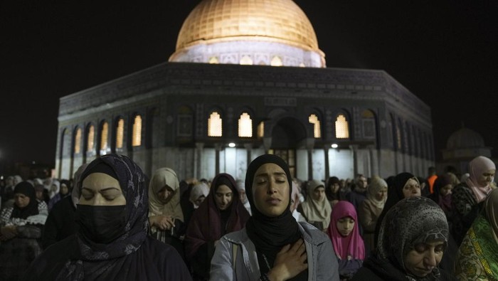 Potret Warga Palestina Sambut Malam Lailatulqadar di Kompleks Al-Aqsa Kompleks Masjid Al-Aqsa ramai didatangi umat muslim Palestina. Mereka datang ke sana untuk menyambut malam Lailatulqadar dengan memperbanyak ibadah.