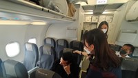 Nampak pramugari Pelita Air sedang berinteraksi dengan penumpang. Foto: Herdi Alif Al Hikam