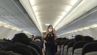 Masuk ke dalam pesawat, penumpang akan langsung disambut oleh pramugari dengan ramah. Foto: Herdi Alif Al Hikam