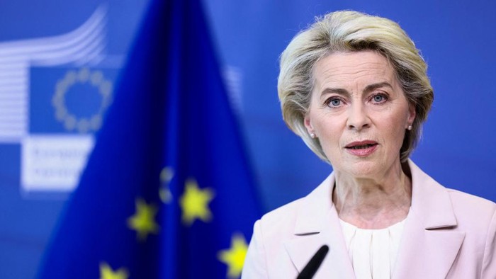 European Commission President Ursula von der Leyen makes a statement in Brussels on April 27, 2022, following the decision by Russian energy giant Gazprom to halt gas shipments to Poland and Bulgaria in Moscows latest use of gas as a weapon in the conflict in Ukraine. (Photo by Kenzo TRIBOUILLARD / POOL / AFP)