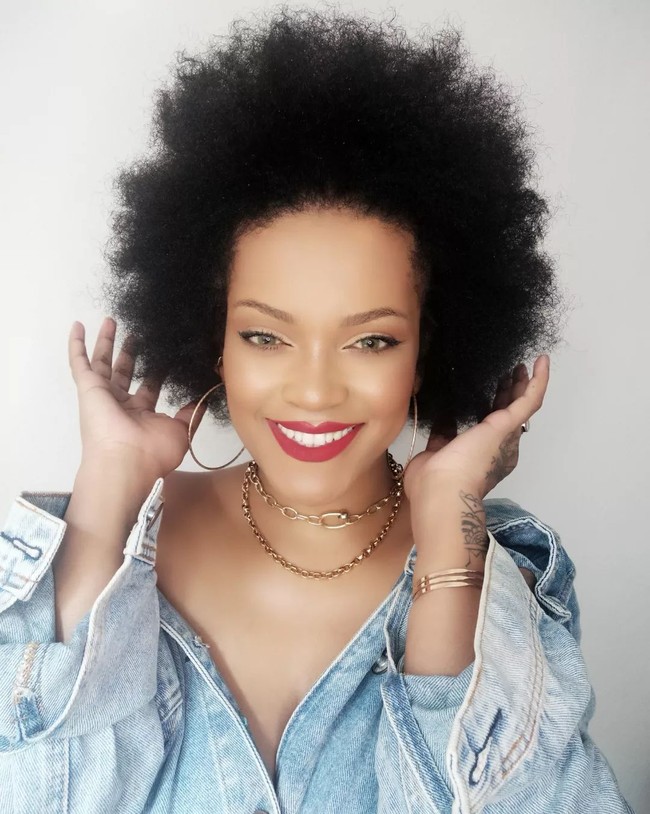 Meski aslinya sudah cukup mirip, Priscilla mengaku sudah menghabiskan banyak waktu untuk tampil seperti Rihanna. Ia mempelajari gaya makeup, busana, dan perilakunya untuk bisa meniru dengan sempurna. Wanita 29 tahun tersebut biasanya butuh waktu satu tahun dengan merias wajah dibantu dengan timnya kalau tidak ia bisa membutuhkan waktu yang lebih lama.Foto: Instagram @priscila.beatrice