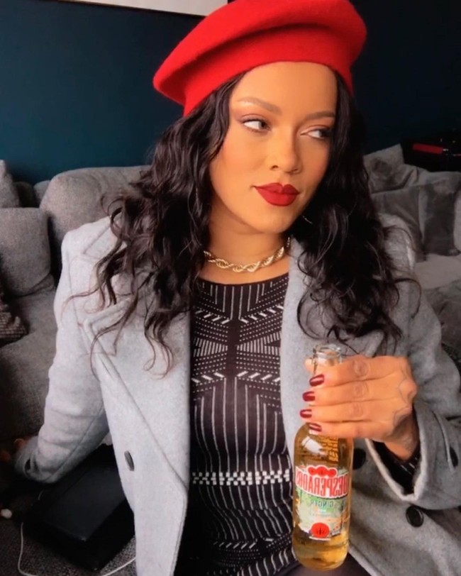 Aku banyak mempelajari bagaimana dia pakai makeup, mencari foto, sudut-sudut, aku melihat semua ekspresi wajah dan detail, yang paling mirip denganku. Jadi aku bisa menonjolkan detail-detail itu dengan makeup, kata wanita yang mengaku tidak operasi plastik untuk terlihat mirip Rihanna tersebut.Foto: Instagram @priscila.beatrice