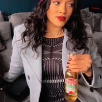 Aku banyak mempelajari bagaimana dia pakai makeup, mencari foto, sudut-sudut, aku melihat semua ekspresi wajah dan detail, yang paling mirip denganku. Jadi aku bisa menonjolkan detail-detail itu dengan makeup, kata wanita yang mengaku tidak operasi plastik untuk terlihat mirip Rihanna tersebut.Foto: Instagram @priscila.beatrice