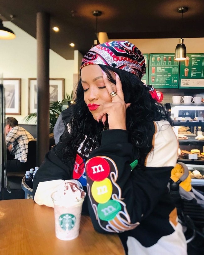 Walau mendatangkan uang dan kebanggaan, jadi peniru Rihanna pun ada risikonya. Priscilla mengaku sering mendapat komentar tidak menyenangkan dari haters dari penyanyi tersebut. Mereka benar-benar menghinaku. Beberapa sangat kasar. Tapi aku tidak memperdulikannya dan aku memberi semua atensiku pada komentar positif yang relevan, katanya.Foto: Instagram @priscila.beatrice