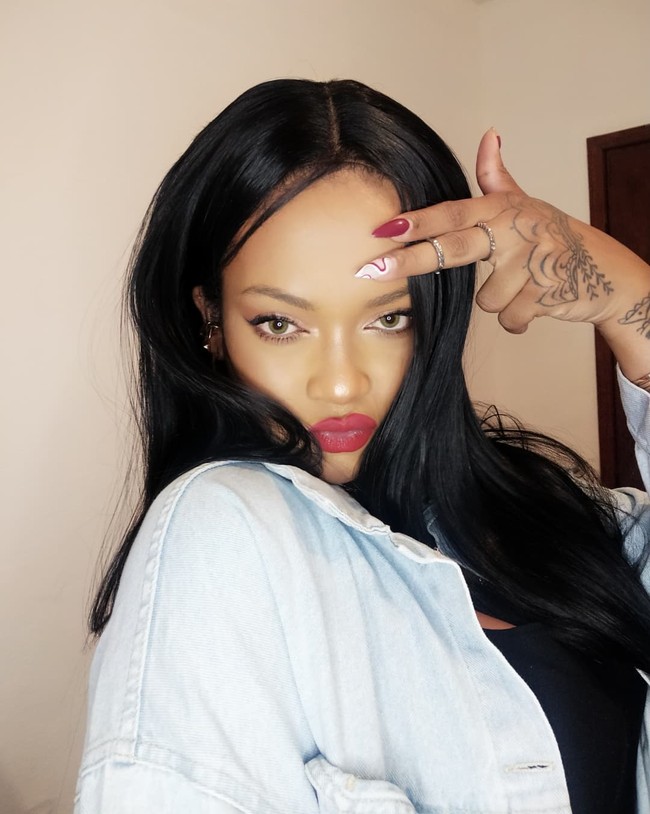 Profesi sebagai impersonator Rihanna dijalani Priscila ketika teman-temannya saat SMA sering berkomentar mengenai kemiripan mereka. Selain itu, di internet netizen juga sering mengatakan hal yang sama. Ia pun mulai membuat video yang meniru gaya sang penyanyi pop. Semakin terkenal karena itu, Priscila pun kini jadi salah satu influencer paling populer.Foto: Instagram @priscilla.beatrice