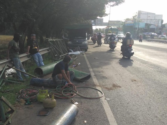 Proses evakuasi papan reklame miring di Jalur Pantura gegara ditabrak truk, Kamis (28/4/2022).