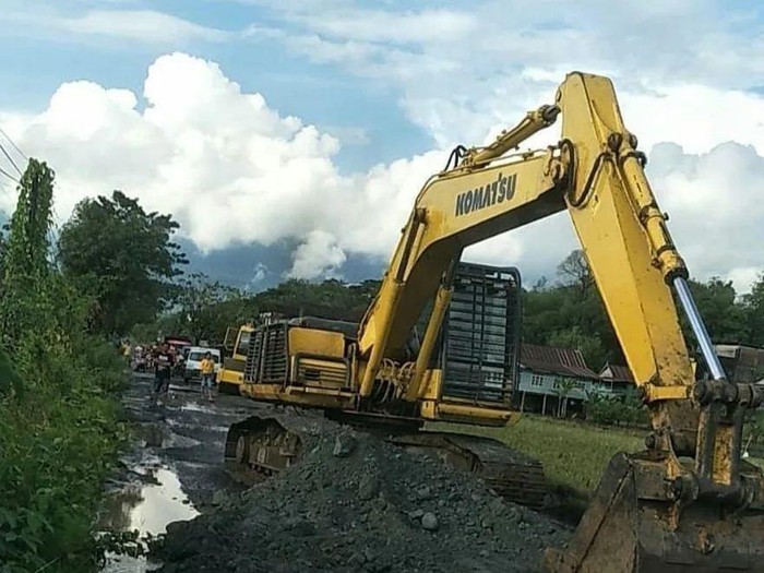 Proses perbaikan jalan pada ruas Pekkae (Barru)-Takkalalla (Soppeng).