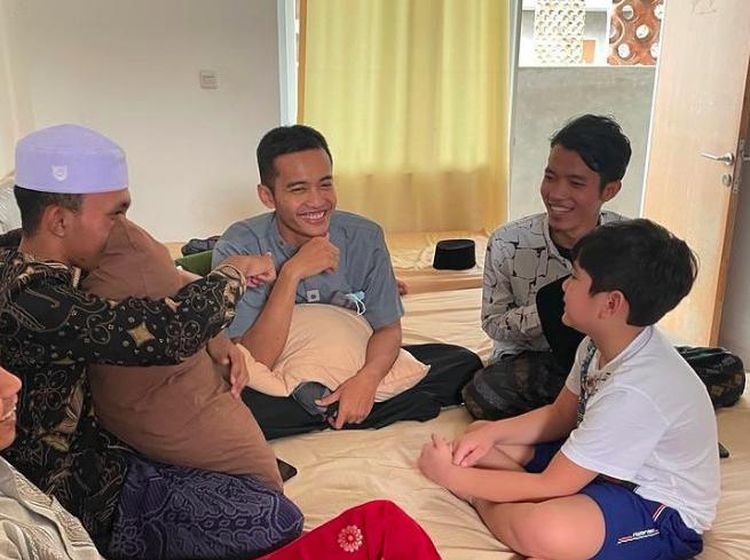 Bikin Mewek tapi Kagum! 7 Potret Rafathar Ikut Pesantren