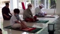 Salah satu potret Rafathar saat menjalani pesantren. Foto: Instagram