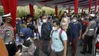 Ratusan orang yang terdiri dari mahasiswa dan masyarakat itu tampak datang ke Mapolda Riau, Kamis (28/4/2022) membawa barang-barang bawaan, dan ada yang membawa anak untuk mudik ke kampung halaman.