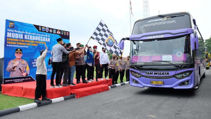 Ratusan Warga Pekanbaru Ikut Mudik Gratis Mudik Kebangsaan digelar oleh Cipayung Plus dan Kapolda Riau. Mudik gratis ini diikuti sekitar 200 orang Pekanbaru.