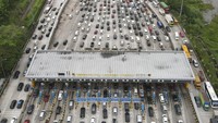 Pada H-4 Lebaran 2022, ruas jalan tol Jakarta-Cikampek mengalami kepadatan volume kendaraan.  