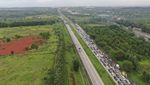 Foto Udara Macet Panjang Pemudik di Tol Cikampek-Cipali Pagi Ini