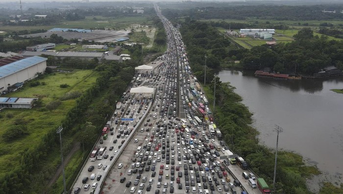 Sejumlah kendaraan antre melintasi Gerbang Tol Cikampek Utama, Kabupaten Purwakarta, Jawa Barat, Kamis (28/4/2022). Pada H-4 Lebaran 2022, ruas jalan tol Jakarta-Cikampek mengalami kepadatan volume kendaraan dan diperkirakan puncaknya pada H-3 Lebaran. ANTARA FOTO/M Risyal Hidayat/nym.