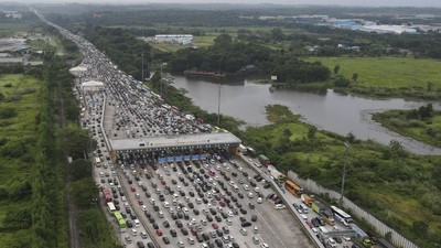 Foto Udara Macet Panjang Pemudik di Tol Cikampek-Cipali Pagi Ini