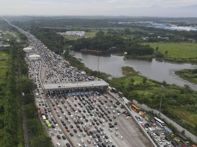 Foto Udara Macet Panjang Pemudik di Tol Cikampek-Cipali Pagi Ini