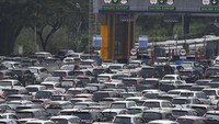 Dicabutnya larangan mudik tahun ini disambut suka cita warga meski harus kembali menghadapi kemacetan panjang menuju kampung halaman.