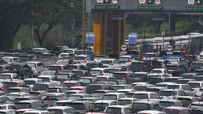 Sejumlah kendaraan antre melintasi Gerbang Tol Cikampek Utama, Kabupaten Purwakarta, Jawa Barat, Kamis (28/4/2022). Pada H-4 Lebaran 2022, ruas jalan tol Jakarta-Cikampek mengalami kepadatan volume kendaraan dan diperkirakan puncaknya pada H-3 Lebaran. ANTARA FOTO/M Risyal Hidayat/nym.