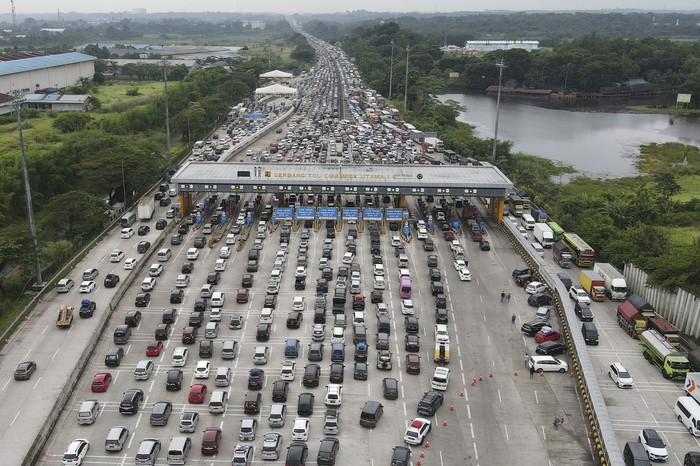 Sejumlah kendaraan antre melintasi Gerbang Tol Cikampek Utama, Kabupaten Purwakarta, Jawa Barat, Kamis (28/4/2022). Pada H-4 Lebaran 2022, ruas jalan tol Jakarta-Cikampek mengalami kepadatan volume kendaraan dan diperkirakan puncaknya pada H-3 Lebaran. ANTARA FOTO/M Risyal Hidayat/nym.
