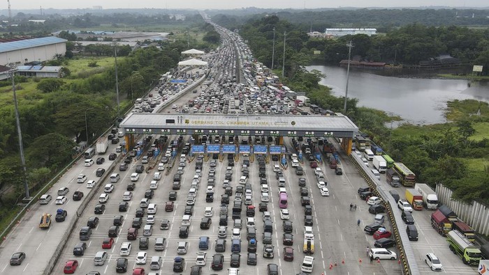 Sejumlah kendaraan antre melintasi Gerbang Tol Cikampek Utama, Kabupaten Purwakarta, Jawa Barat, Kamis (28/4/2022). Pada H-4 Lebaran 2022, ruas jalan tol Jakarta-Cikampek mengalami kepadatan volume kendaraan dan diperkirakan puncaknya pada H-3 Lebaran. ANTARA FOTO/M Risyal Hidayat/nym.