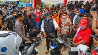 Emil pun mengapresiasi layanan Pos Terpadu Cileunyi yang memberlakukan layanan pengantaran Bahan Bakar Minyak (BBM). 
